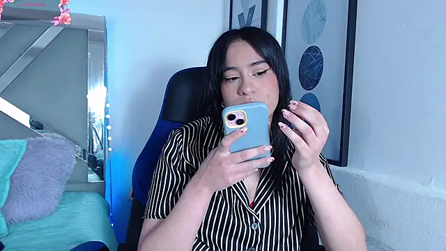 Snapshot of ZaraDames_ chatting on March 22, 2025, 5:28 am ZaraDames online show from March 22, 2025, 5:28 am