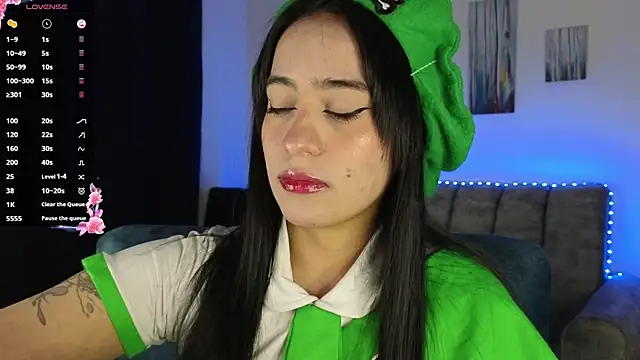 Snapshot of ZaraDames_ chatting on November 10, 2025, 2:05 am ZaraDames online show from November 10, 2025, 2:05 am