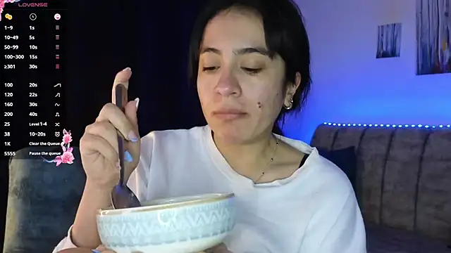 Snapshot of ZaraDames_ chatting on October 1, 2025, 2:17 am ZaraDames online show from October 1, 2025, 2:17 am