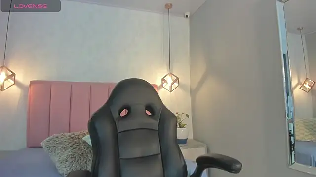 SUNNYCYRUS online show from November 7, 2025, 12:31 pm