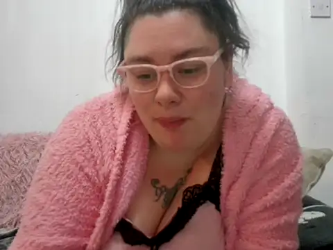 Snapshot of Bustycurves chatting on October 9, 2025, 7:25 pm Bustycurves online show from October 9, 2025, 7:25 pm