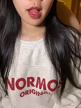 minmin2kk5 online show from November 28, 2025, 4:07 pm