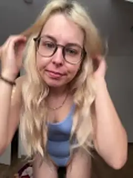 Snapshot of Livewithlucy chatting on May 19, 2026, 8:43 am Livewithlucy online show from May 19, 2026, 8:43 am