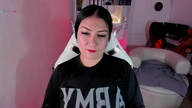 katya nt online show from November 18, 2025, 1:03 pm