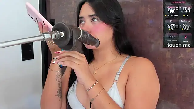 issie cute online show from March 12, 2025, 7:58 pm