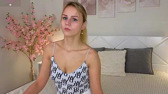 Snapshot of Wendy_D0ll chatting on March 3, 2025, 9:15 pm Wendy D0ll online show from March 3, 2025, 9:15 pm