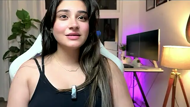 Snapshot of demieliss chatting on April 26, 2026, 7:33 pm demieliss online show from April 26, 2026, 7:33 pm