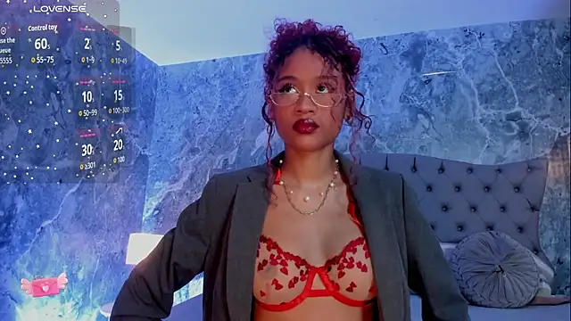 Snapshot of Aprillbrunette chatting on October 17, 2025, 2:26 am Aprillbrunette online show from October 17, 2025, 2:26 am