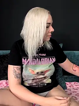 Snapshot of nora_the_strange chatting on June 17, 2026, 11:20 am nora the strange online show from June 17, 2026, 11:20 am