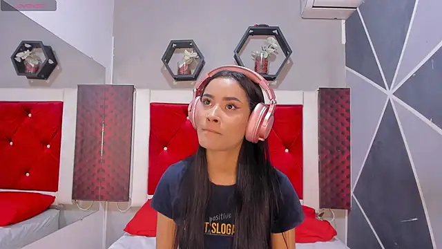 Snapshot of Karoll014 chatting on November 26, 2025, 11:54 am Karoll014 online show from November 26, 2025, 11:54 am