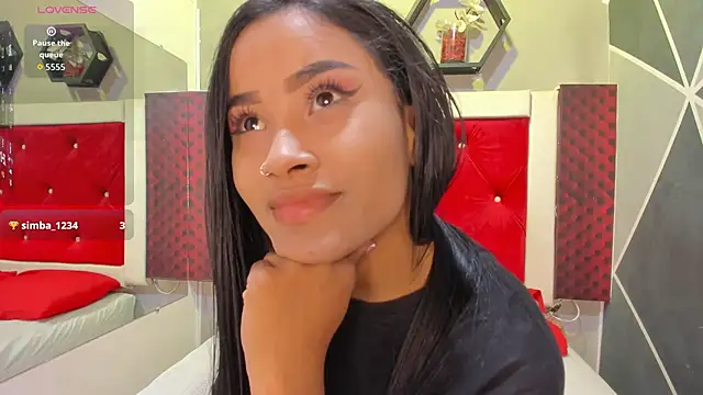 Snapshot of Karoll014 chatting on November 27, 2025, 11:43 am Karoll014 online show from November 27, 2025, 11:43 am