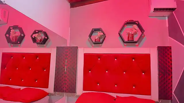 Snapshot of Karoll014 chatting on November 11, 2025, 12:44 pm Karoll014 online show from November 11, 2025, 12:44 pm