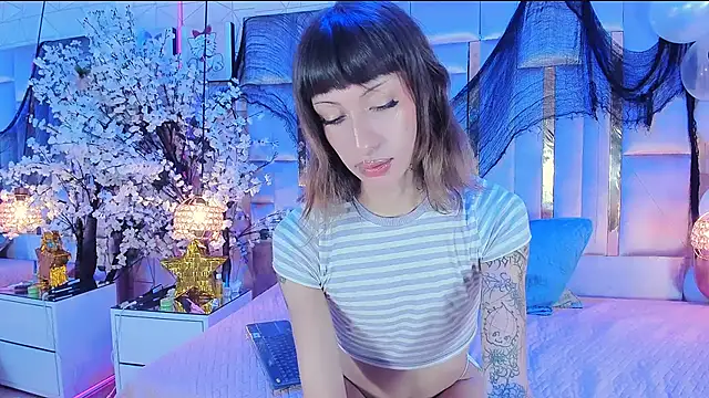 Snapshot of MadisonWood01 chatting on December 5, 2025, 7:18 am MadisonWood01 online show from December 5, 2025, 7:18 am