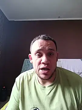 Snapshot of Gussie_Bridie chatting on May 27, 2026, 5:04 am Gussie Bridie online show from May 27, 2026, 5:04 am