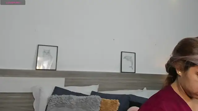 SaraaJhonsonn online show from April 27, 2026, 1:53 pm