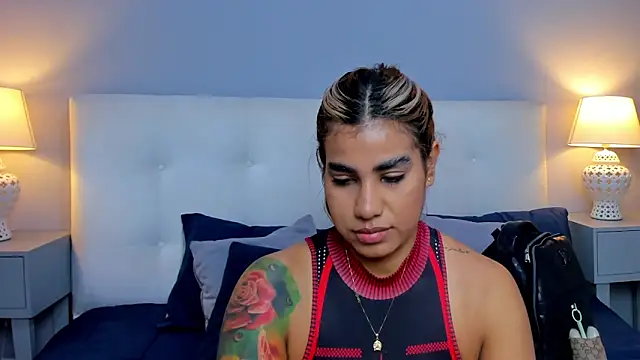 SaraaJhonsonn online show from November 5, 2025, 4:43 pm