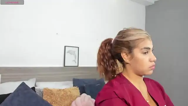 SaraaJhonsonn online show from April 25, 2026, 1:25 pm