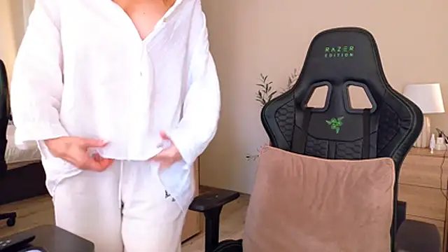 Snapshot of joycesilver chatting on April 7, 2026, 9:33 am joycesilver online show from April 7, 2026, 9:33 am