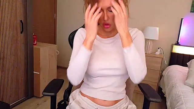 Snapshot of joycesilver chatting on March 10, 2026, 9:24 am joycesilver online show from March 10, 2026, 9:24 am