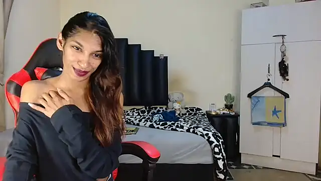 Snapshot of Silkylicious chatting on June 24, 2026, 3:38 am Silkylicious online show from June 24, 2026, 3:38 am
