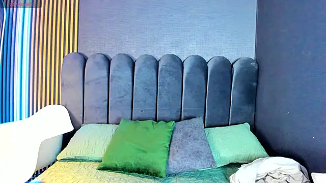 Nicolette ks  online show from December 17, 2025, 4:39 am