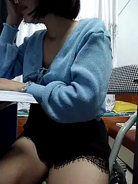 Snapshot of Haralushiaaa chatting on December 2, 2025, 6:20 pm Haralushiaaa online show from December 2, 2025, 6:20 pm