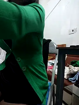 Snapshot of Haralushiaaa chatting on November 5, 2025, 7:00 am Haralushiaaa online show from November 5, 2025, 7:00 am