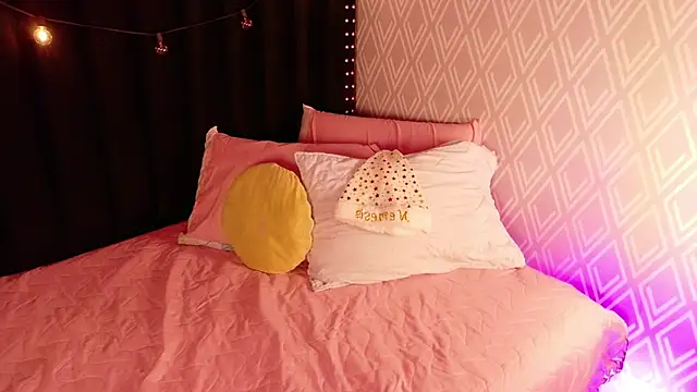 Snapshot of littleebluee chatting on December 5, 2025, 3:05 am littleebluee online show from December 5, 2025, 3:05 am