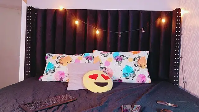 Snapshot of littleebluee chatting on November 28, 2025, 3:07 am littleebluee online show from November 28, 2025, 3:07 am