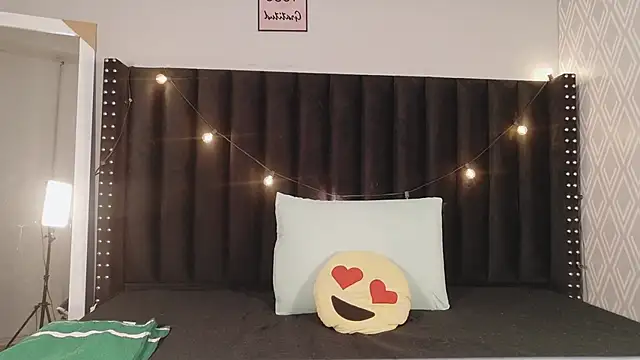 Snapshot of littleebluee chatting on November 13, 2025, 2:48 am littleebluee online show from November 13, 2025, 2:48 am