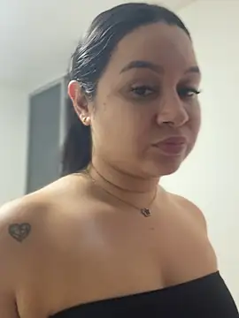 Snapshot of Pretty_Isadora chatting on May 14, 2026, 12:51 am Pretty Isadora online show from May 14, 2026, 12:51 am