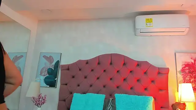 Snapshot of ThyaraJhons chatting on April 8, 2026, 11:55 am ThyaraJhons online show from April 8, 2026, 11:55 am