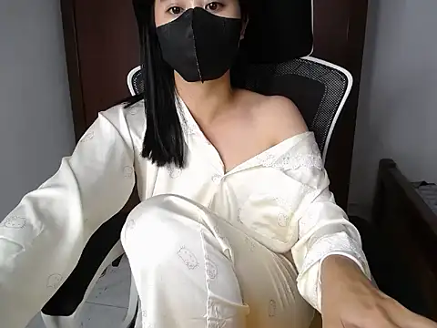 Lunobaby 204 online show from October 24, 2025, 9:47 pm