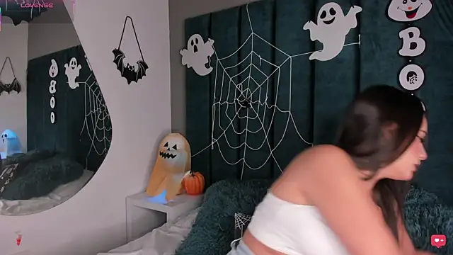 Snapshot of IsabellaGrey19 chatting on November 4, 2025, 7:39 pm IsabellaGrey19 online show from November 4, 2025, 7:39 pm