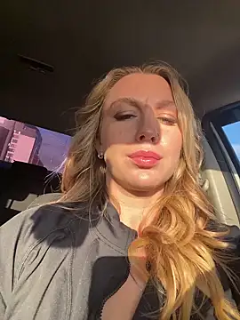 Snapshot of Sweet___Emily chatting on October 7, 2025, 1:12 pm Sweet   Emily online show from October 7, 2025, 1:12 pm