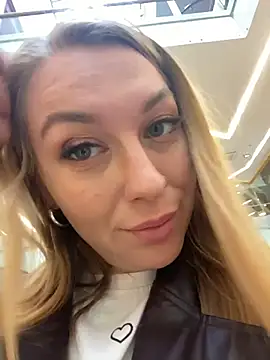 Snapshot of Sweet___Emily chatting on September 25, 2025, 1:28 pm Sweet   Emily online show from September 25, 2025, 1:28 pm