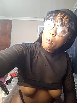 Snapshot of Queen-Chocolate chatting on February 5, 2025, 10:44 pm Queen-Chocolate online show from February 5, 2025, 10:44 pm