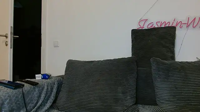 Jasmin-White online show from June 18, 2026, 3:39 pm