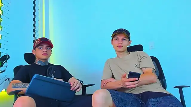 HOT boy2025 online show from December 15, 2025, 1:44 am