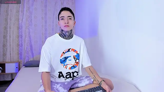 Snapshot of Tinny_and_Candy chatting on November 18, 2025, 12:08 pm Tinny and Candy online show from November 18, 2025, 12:08 pm