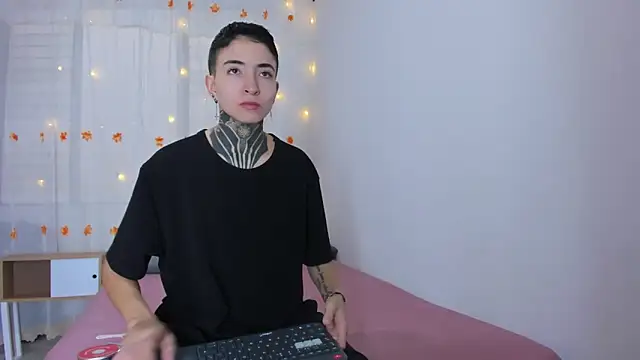 Snapshot of Tinny_and_Candy chatting on November 2, 2025, 12:21 pm Tinny and Candy online show from November 2, 2025, 12:21 pm