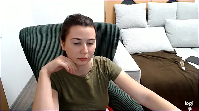 VioletaFlower7 online show from September 21, 2025, 7:52 pm