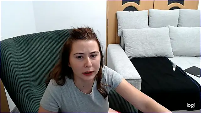 VioletaFlower7 online show from September 15, 2025, 4:40 pm