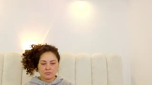 Juliabadlee online show from September 26, 2025, 9:10 pm