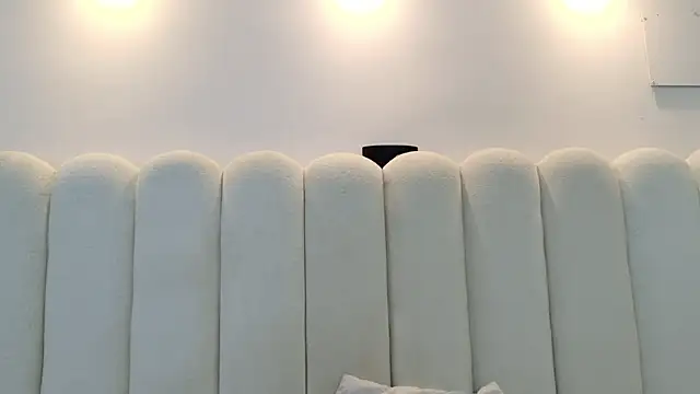 Juliabadlee online show from December 22, 2025, 9:37 pm