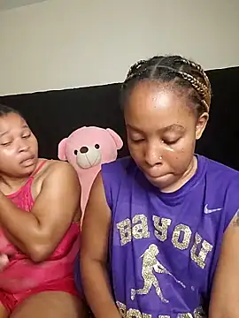 R-thequeen online show from April 18, 2026, 11:34 am