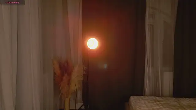 EmiliaDreams online show from April 6, 2026, 6:09 pm