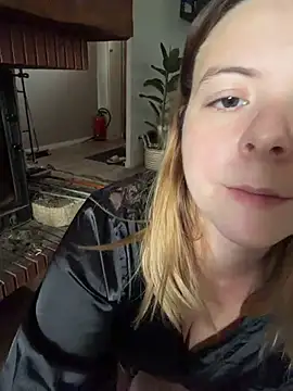 Snapshot of Nina_blain chatting on December 5, 2025, 1:43 pm Nina blain online show from December 5, 2025, 1:43 pm