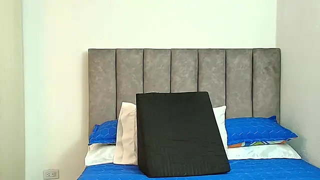 karina lewis  online show from December 3, 2025, 4:35 am