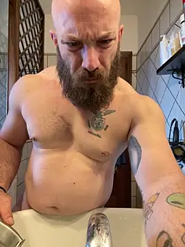 Snapshot of Viking-beard chatting on May 14, 2026, 5:32 pm Viking-beard online show from May 14, 2026, 5:32 pm